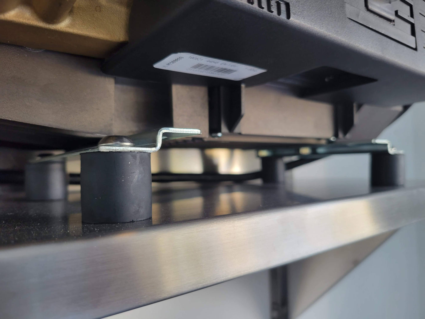 AR630-TSS Shelf Mounting Hardware Kit